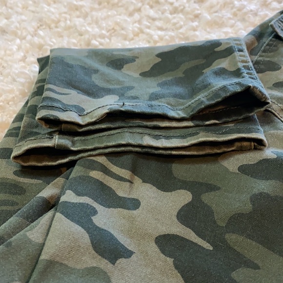 NWT Universal Thread High Rise Slim Straight Camo Jeans Sz 0/25 - Picture 3 of 8